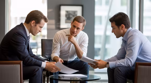 Zwei Rechtsanwälte beraten einen Klienten zum Thema Arbeitsrecht