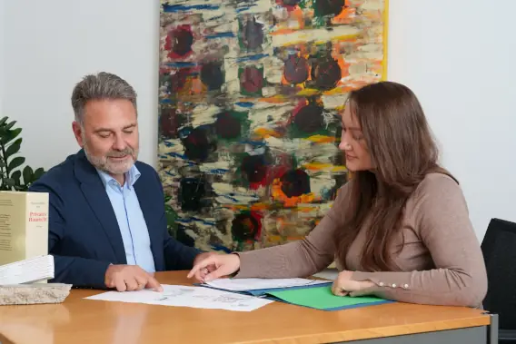 Rechtsanwalt Andreas Schmitz im Gespräch mit einer Klientin