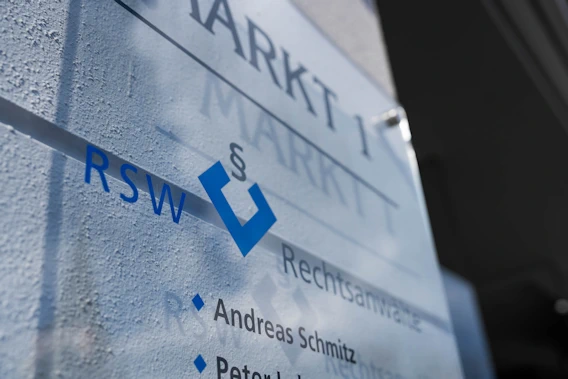 Firmenschild der Kanzlei mit Logo